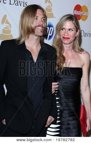 LOS ANGELES - 12 Şubat: Taylor Hawkins 2011 Pre-GRAMMY Gala ve selam için sanayi ICO geldi.