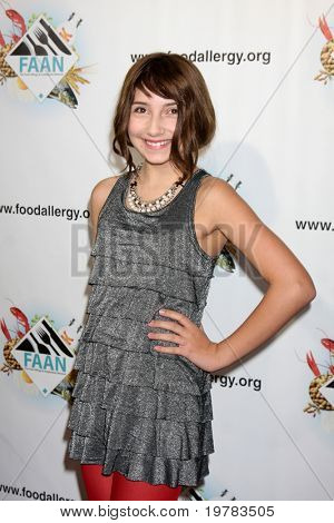 LOS ANGELES - FEB 10: Jennessa Rose přichází na Gala 2011 FAAN Los Angeles v El Rey Theater na