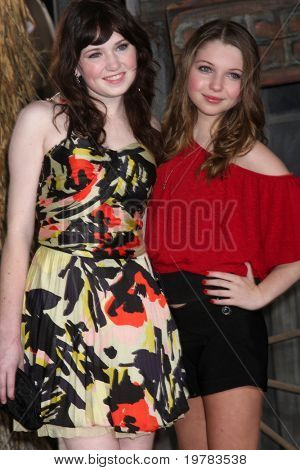 LOS ANGELES - FEB 14: Danielle Hanratty, Sammi Hanratty ankommer til Rango premieren på landsbyen Th