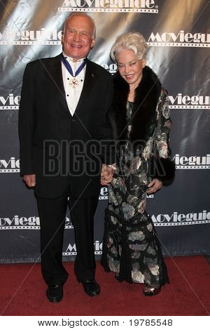 LOS ANGELES - 18 feb: อัลดริน Buzz & กฎหมายมาถึงที่ 19 ประจำปี Movieguide รางวัลงานที่ Unive