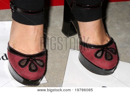 LOS ANGELES - FEB 20: Yeardley Smith (tragen ihre Schuh-Linie) kommt bei den 24 Stunden-Hollywood-Rush 