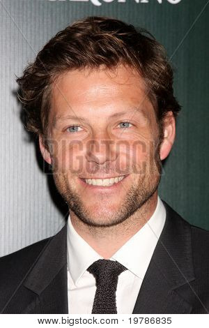 LOS ANGELES - FEB 22: Jamie Bamber přijde na 13 roční kostýmní návrháři Guild Awards na Bev