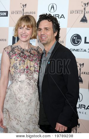 SANTA MONICA, CA - 26 FEB: Sunrise Coigney e Mark Ruffalo arrivano presso il 2011 Film indipendente Spi