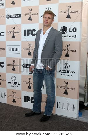 SANTA MONICA, CA - 26 FEB: Trevor Donovan aankomt op de 2011 Film Independent Spirit Awards op de