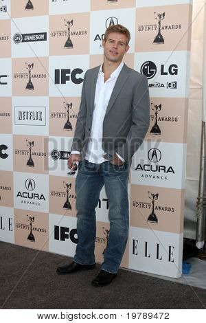 SANTA MONICA, CA - 26 FEB: Trevor Donovan aankomt op de 2011 Film Independent Spirit Awards op de