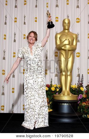 LOS ANGELES - 27 ก.พ.: Melissa Leo มาถึงในห้องข่าวรางวัลออสการ์ครั้งที่งานที่โกดัก