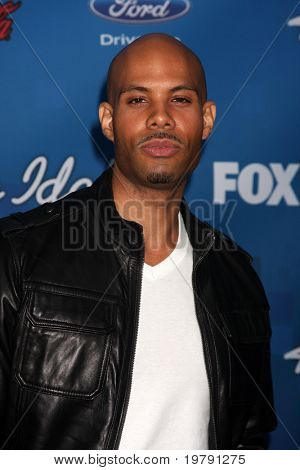 LOS ANGELES - 3: Todd Williams przybywa American Idol Season 10 finalistów imprezie w The Grove 