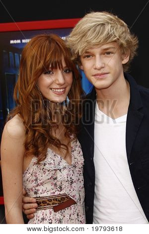 LOS ANGELES - 6 mars : Bella Thorne, Cody Simpson arrive à la première mondiale « Mars Needs Moms » un