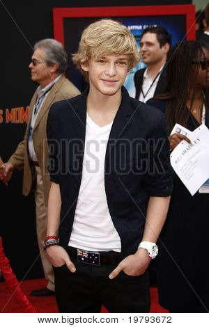 LOS ANGELES - 6 mars : Cody Simpson arrive à la première mondiale « Mars Needs Moms » à El Capitan T