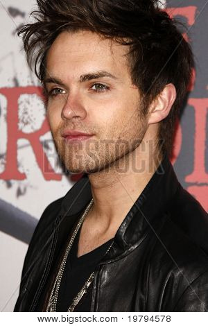 LOS ANGELES - MAR 7: Thomas Dekker arriva alla Premiere di 