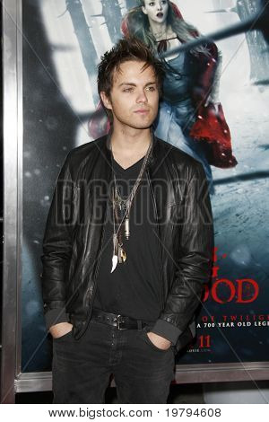 LOS ANGELES - MAR 7: Thomas Dekker arriva alla Premiere di 