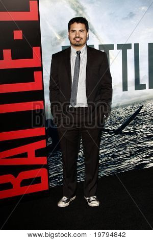 LOS ANGELES - MAR 8: Michael Pena ankommer til den 