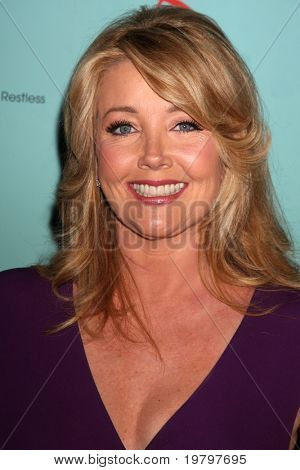 LOS ANGELES - MAR 18: Melody Thomas Scott arrivando a giovani & febbre 38 ° anniversario Par