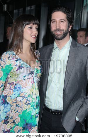 LOS ANGELES - MAALIS 21: Zoe Buckman; David Schwimmer saapuu johtajien Gui 