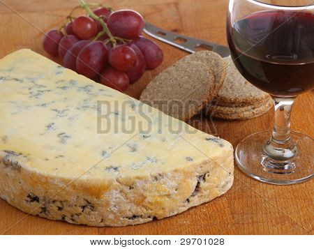 ชี Stilton กับพอร์ตไวน์ กรมตื้น เน้นกลางภาพ