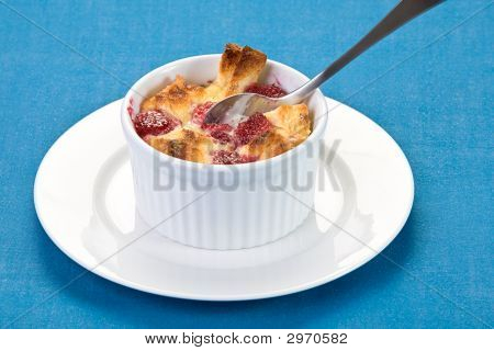 Vadelma leipää vanukas