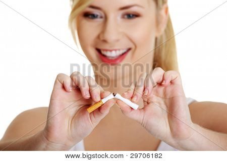 Ung kvinde bryde cigaret over hvid baggrund