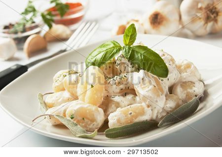 Gnocchi di patata, italienske kartoffel noodle med ostesauce og basilikum