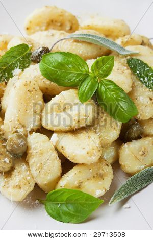 Gnocchi di patata, italienske kartoffel noodle med pesto sauce og urter
