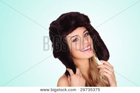 สนใจสาวสวมหมวกขนสัตว์หนาวกับ earflaps ให้รอยยิ้มที่สวยงาม