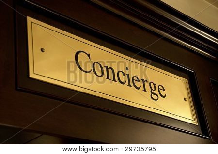 Signo de oro conserje en un hotel de lujo