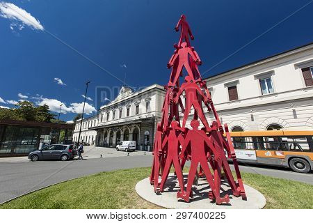 Sculpture Outside La Spezia Railway Station, Le Spezia, Italy, 20th May 2016