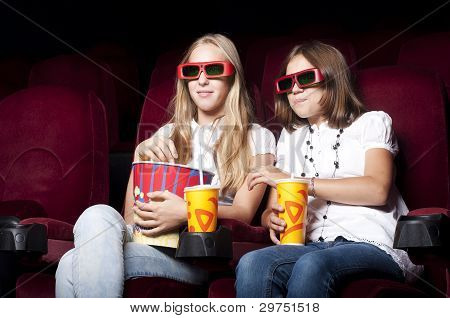 zwei schÃ¶ne MÃ¤dchen einen Film im Kino