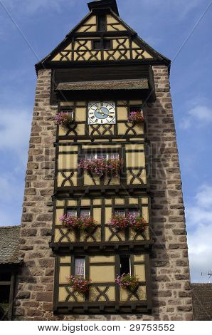 Francia, la pequeña aldea de Riquewihr en Alsacia