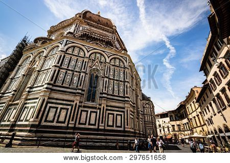 Florence, Italy - 2019. Tourists At The Cathedral Of Santa Maria Del Fiore And The Baptistery Of St.