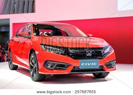 Nonthaburi-thailand Dec 5 2017: New Honda Civic Red Color On Display At The 34th Thailand Internatio