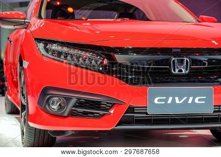 Nonthaburi-thailand Dec 5 2017: Close-up Headlight New Honda Civic Red Color At The 34th Thailand In