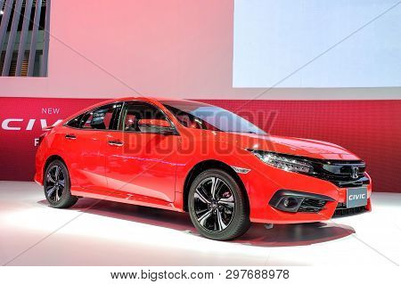 Nonthaburi-thailand Dec 5 2017: New Honda Civic Red Color On Display At The 34th Thailand Internatio