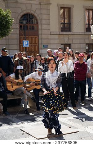 Granada, Spain 10Th March 2019: Flamenco Dancer Dances For Tourists In Plaza Nueva.
