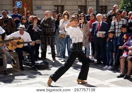 Granada, Spain 10Th March 2019: Flamenco Dancer Dances For Tourists In Plaza Nueva.