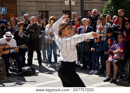 Granada, Spain 10Th March 2019: Flamenco Dancer Dances For Tourists In Plaza Nueva.