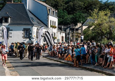Pont-aven, France - August 5, 2018: Festival Of Gorse Flowers, A Traditional Parade With Celtic Circ