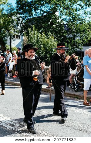 Pont-aven, France - August 5, 2018: Festival Of Gorse Flowers, A Traditional Parade With Celtic Circ