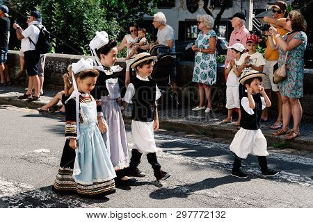Pont-aven, France - August 5, 2018: Festival Of Gorse Flowers, A Traditional Parade With Celtic Circ