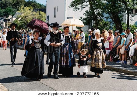 Pont-aven, France - August 5, 2018: Festival Of Gorse Flowers, A Traditional Parade With Celtic Circ
