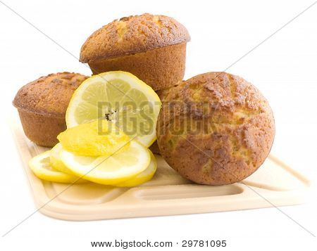 Zitronen Muffins auf dem Schneidebrett
