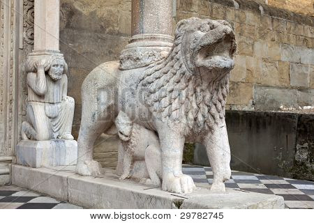 Lions støtte kolonner, Basilica di Santa Maria Maggiore, Bergamo Alta