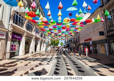 Saumur, France - September 15, 2018: Franklin Roosevelt Pedestrian Street With Umbrellas In Saumur C