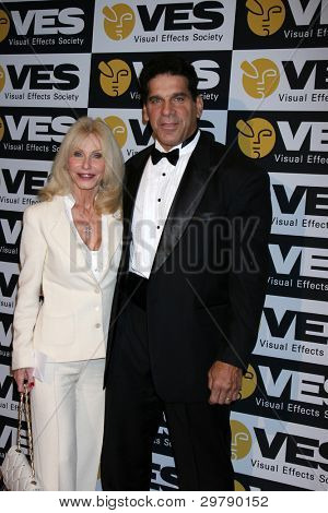 Los Angeles feb 7: Carla & Lou Ferrigno kommt bei den 10th annual visuelle Effekte Gesellschaft Awards 