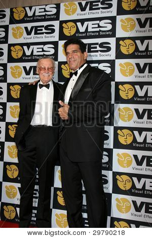 LOS ANGELES - FEB 7: Stan Lee, kommt Lou Ferrigno in der 10. jährliche Visual Effects Society Award