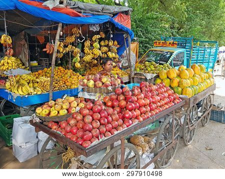 Tiruvanamalai, India - 19 december 2019: Fruit seller in the streets from Tiruvanamalai in India