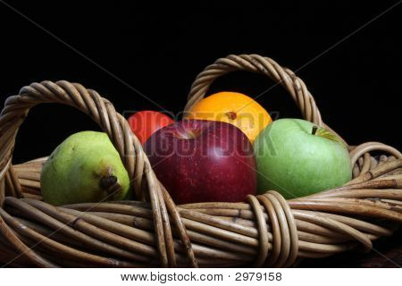 Frisk frugt i vidjeproduktionen kurv