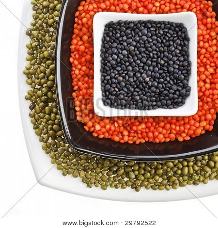 白で隔離赤と黒、緑緑大豆豆プレート皿