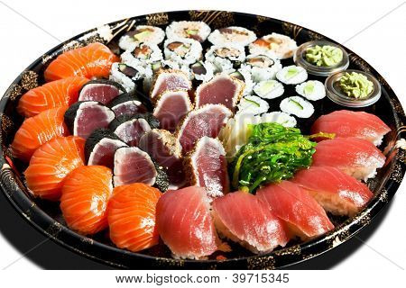 Sushi sul piatto nero