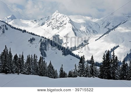 Schneebedeckte Berge In Tirol