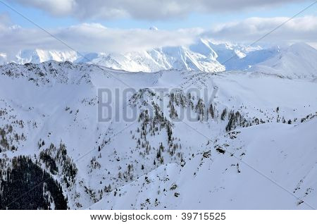 Schnee bedeckte Berge in tirol